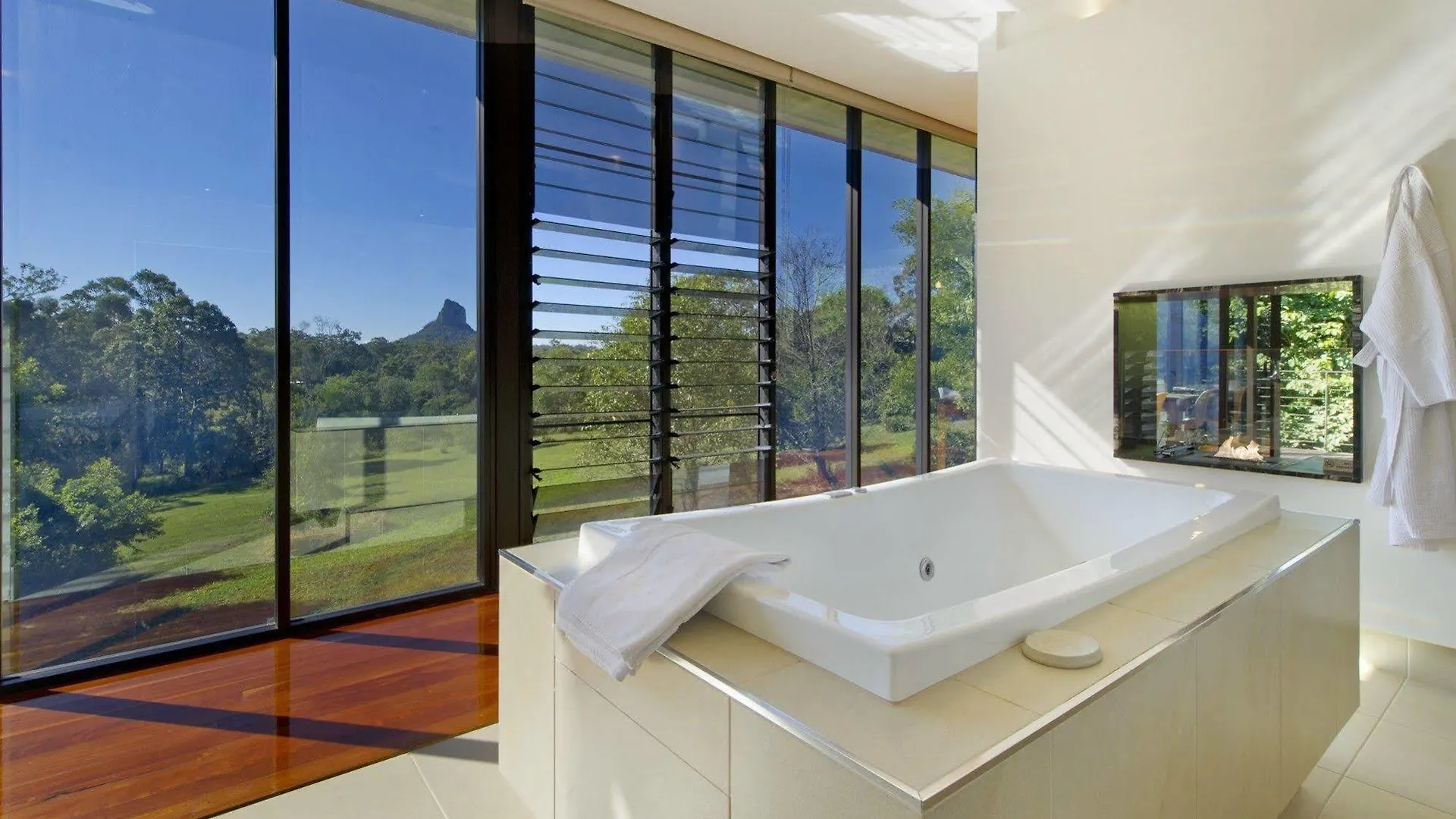 Holiday home Glass On Glasshouse Glass House Mountains Australia